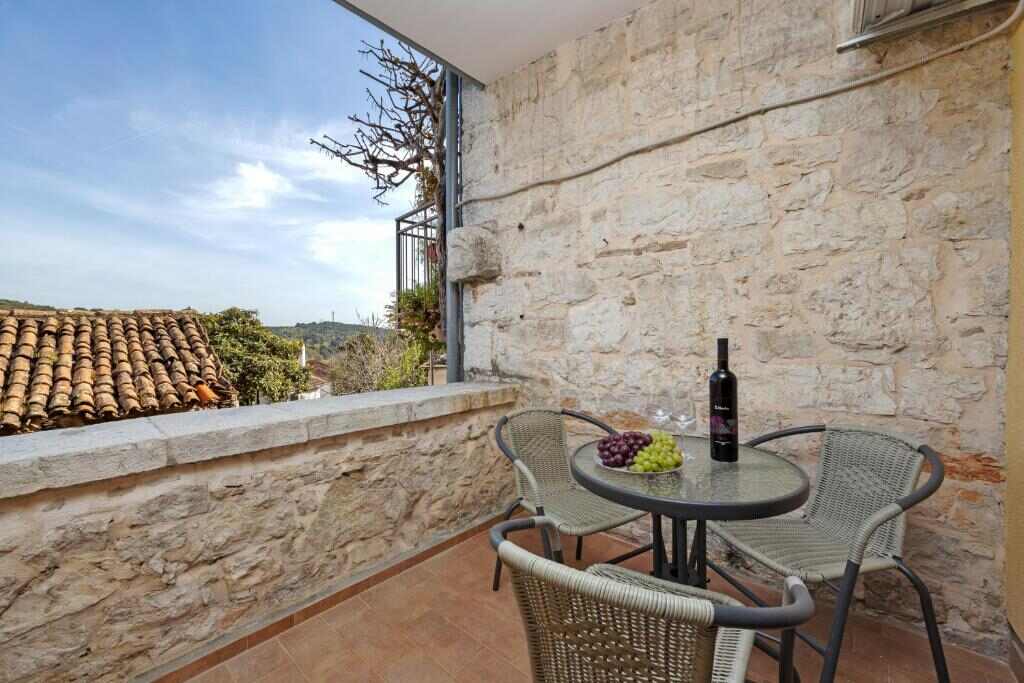 Terrace with table and chairs at Villa Vrsar