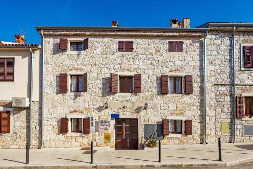 Villa Vrsar - stone facade of the house in the old town of Vrsar