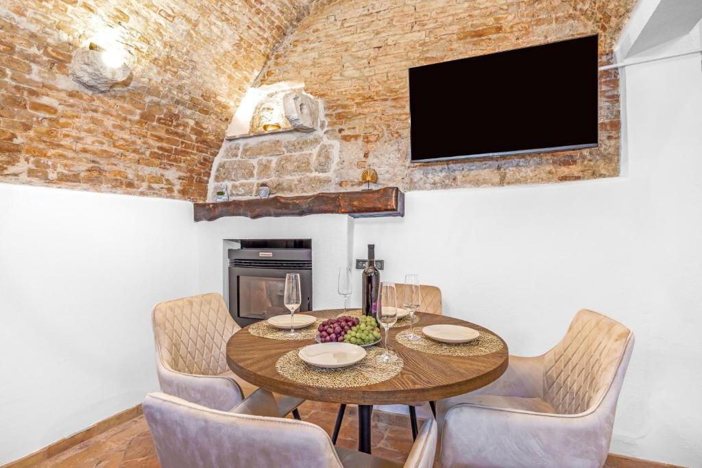 Villa Vrsar - dining area under a historic Istrian brick vault