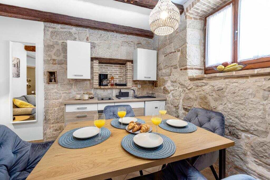 Equipped kitchen and dining table in a Villa Vrsar apartment
